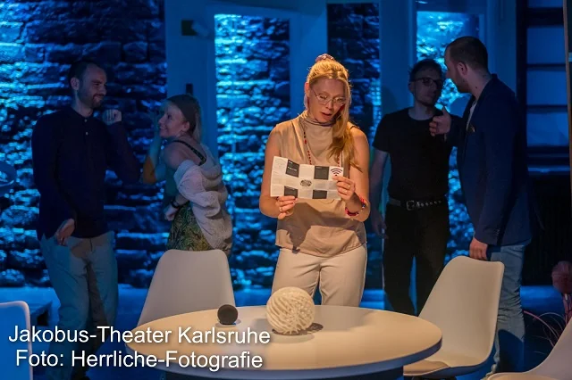 Theaterstück Der Spieleabend Frau liest Anleitung Theaterstück Der Spieleabend Frau liest Anleitung