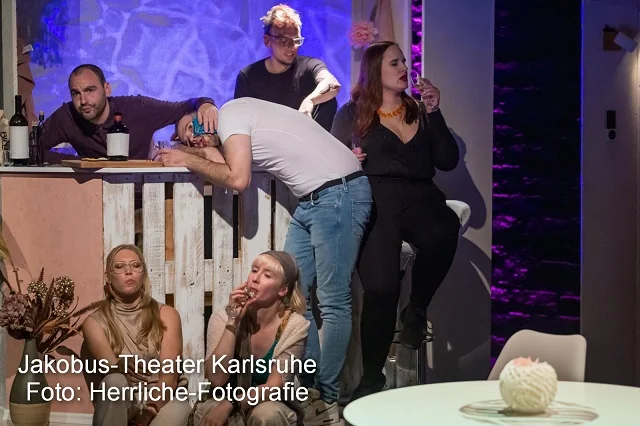 Theaterstück Der Spieleabend Mann kühlt Wange Theaterstück Der Spieleabend Mann kühlt Wange