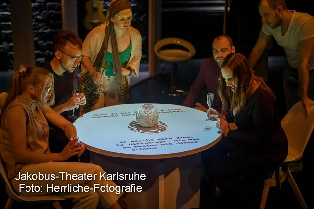 Theaterstück Der Spieleabend Text auf Tisch Theaterstück Der Spieleabend Text auf Tisch