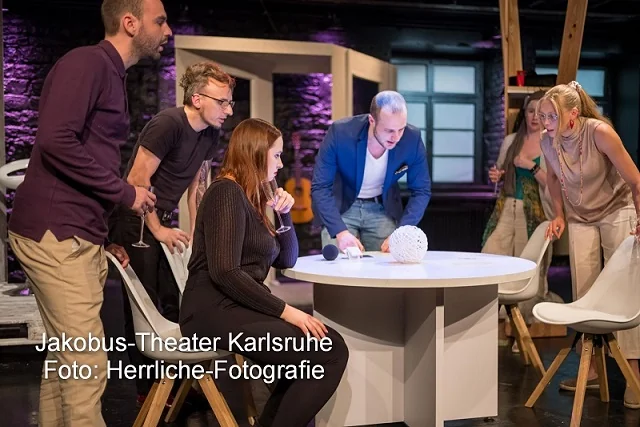 Theaterstück Der Spieleabend alle um Kugel Theaterstück Der Spieleabend alle um Kugel