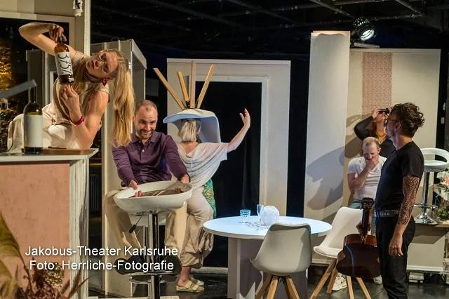 Theaterstück Spieleabend Stuhl auf Kopf Theaterstück Spieleabend Stuhl auf Kopf