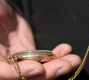 Der Juwelen-Priester